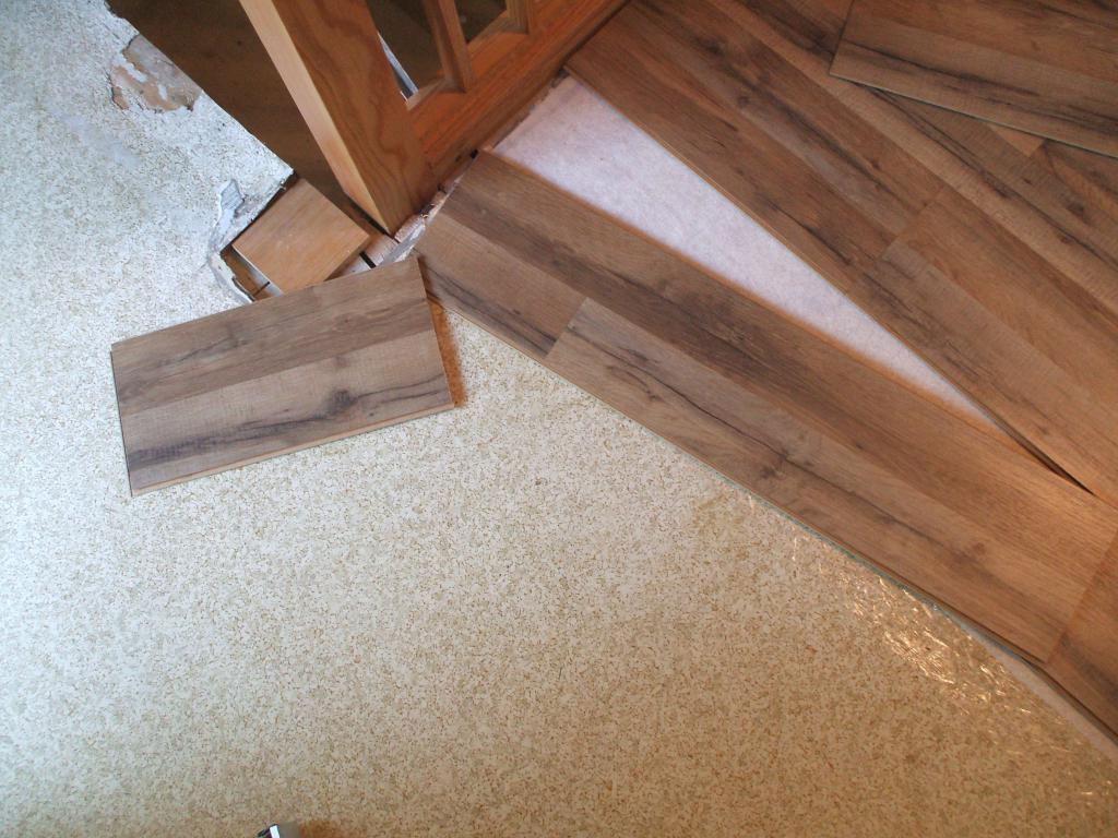 как уложить ламинат на бетонный пол