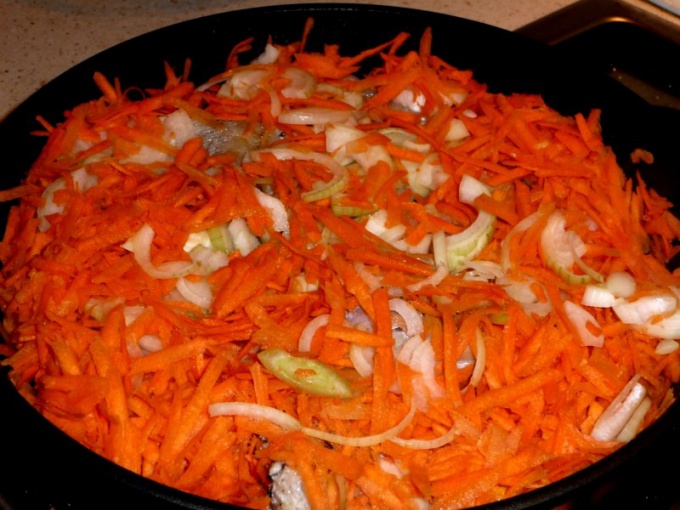 Этапы приготовления минтая с морковью и луком в сметане