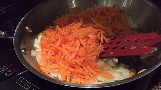 Как приготовить жареного минтая с морковью и луком