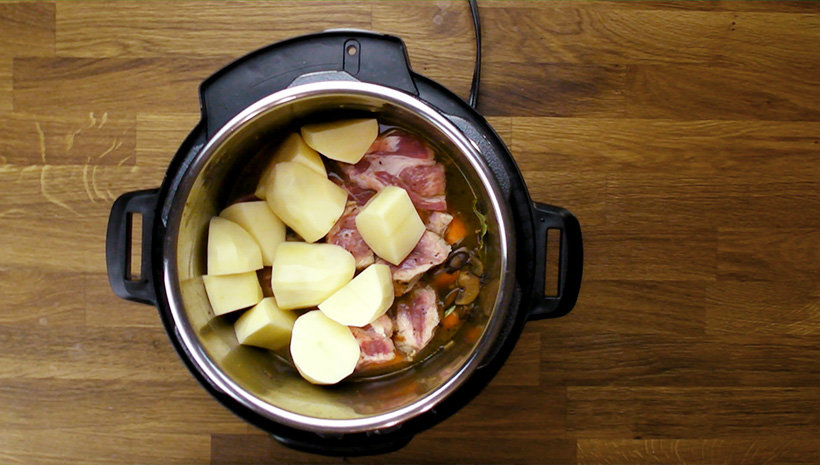 Простой способ приготовления тушеной картошки с мясом