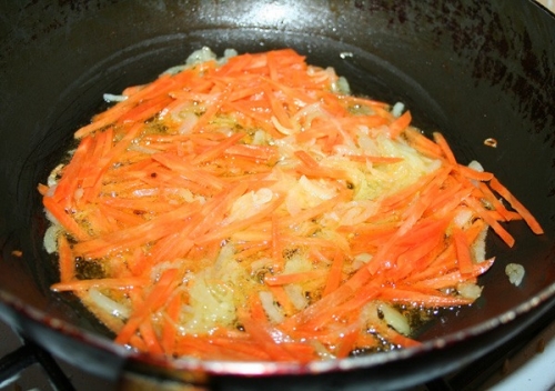 Как приготовить теплый салат с кальмарами и морковью