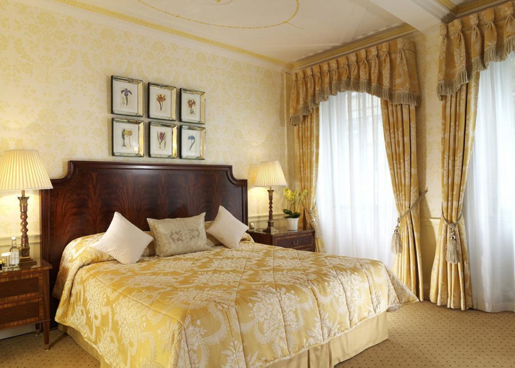 Современная спальня в классическом стиле