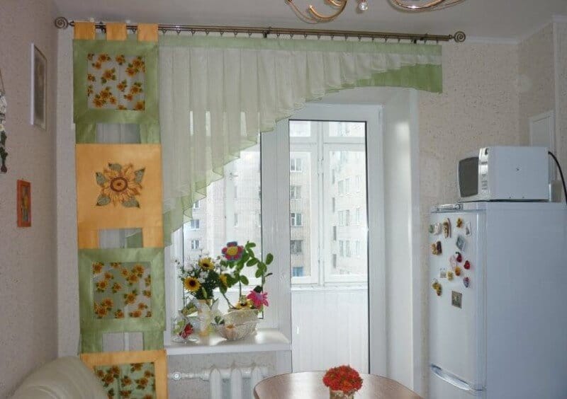 Шторы на кухню с балконной дверью в современном стиле фото