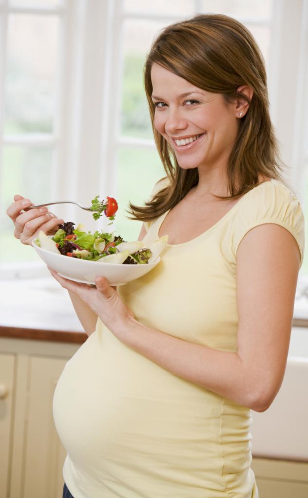 Девушка беременная с салатом