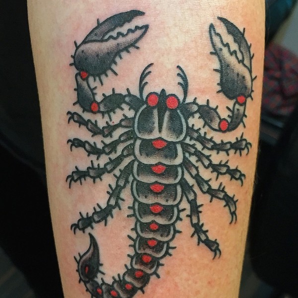 черный с красным скорпион тату