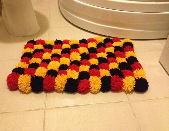 do-it-yourself blanket of pompons