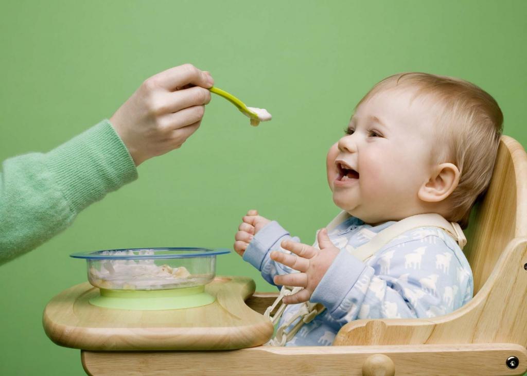 ребенка кормят с ложки