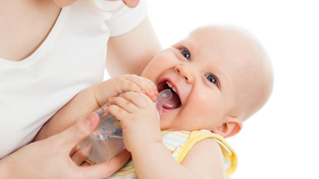 малыш пьет воду из бутылочки