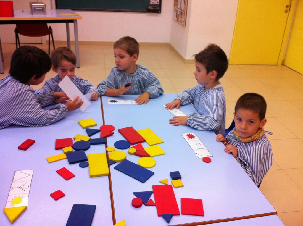 дети играют с блоками