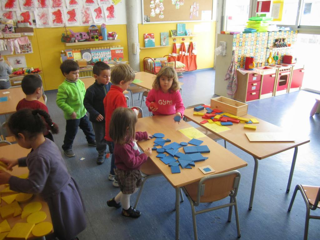 дети сортируют блоки по цвету