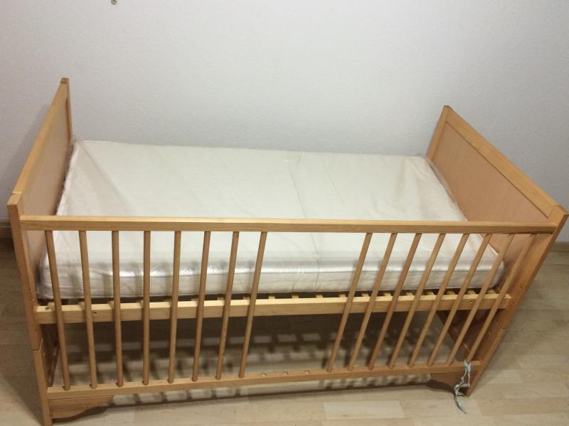 Детская кровать со спинкой из экокожи