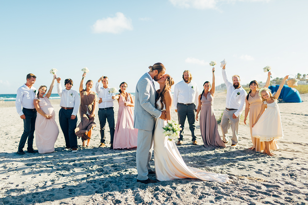 Играть свадьбу летом. Свадьба на море. Свадьба на берегу моря. Свадебная церемония на море. Свадьба на пляже.