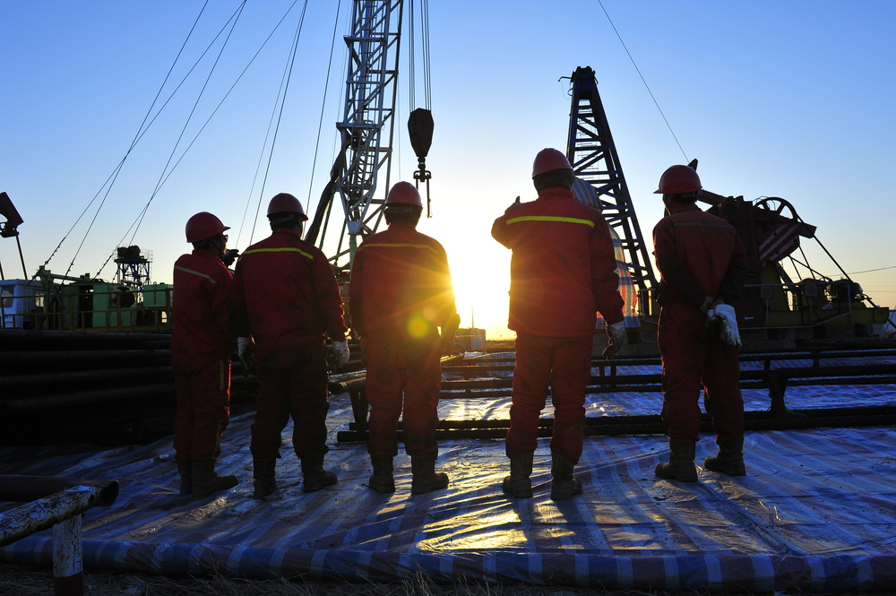 Рабочие нефтяного месторождения