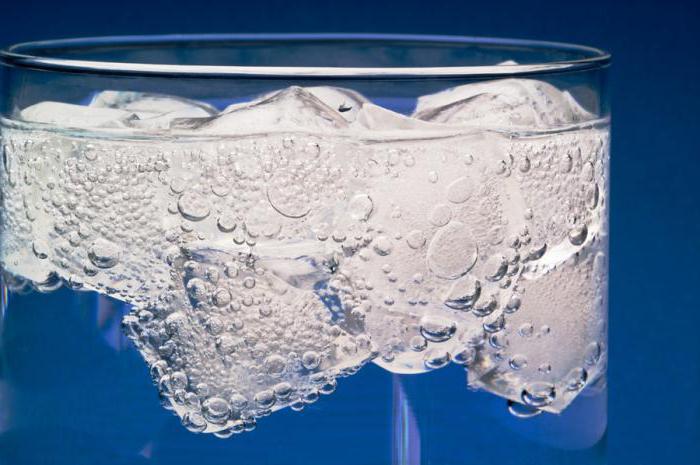 На фотографии представлен кусок льда в форме цилиндра плавающий в воде с помощью этой фотографии