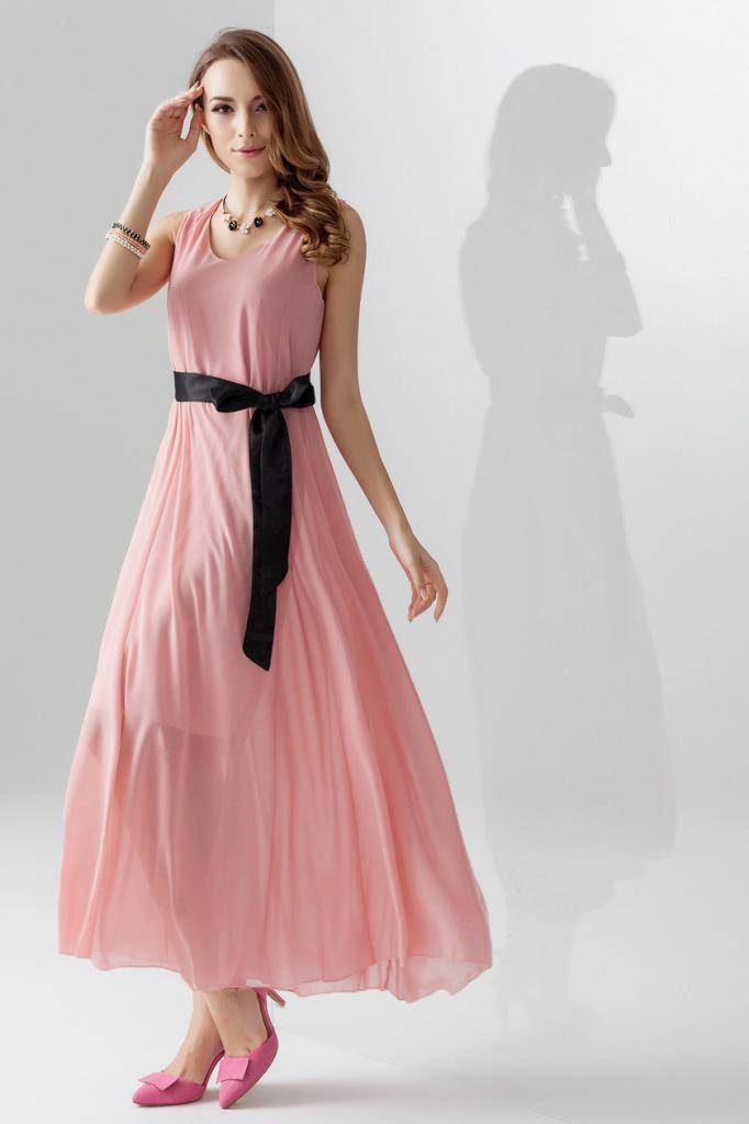 Длинное розовое платье