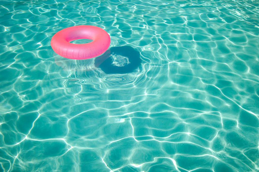 розовый круг в бассейне