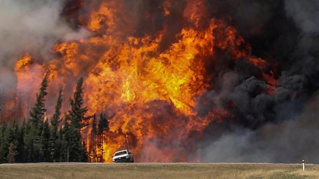 Лесной пожар в Форт-Мак-Мюррей, Альберта, Канада.