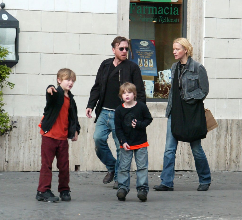 Никки Батлер с детьми и мужем