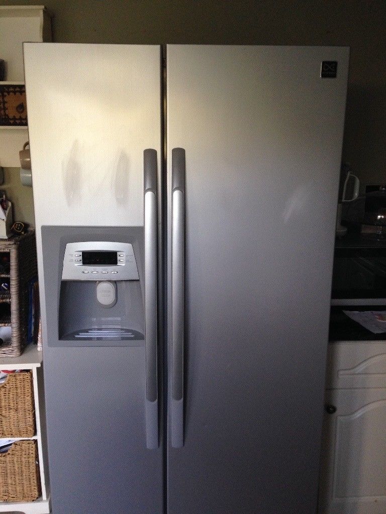 Двухдверный холодильник с генератором льда