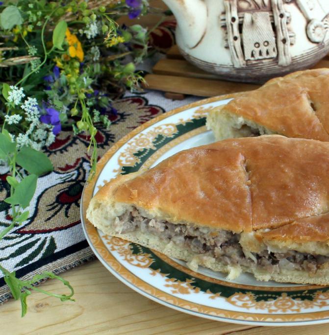 осетинский пирог с мясом на тарелке
