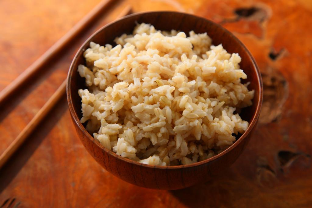 Отварной коричневый рис