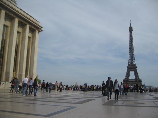 Вид с террасы на Эйфелеву башню
