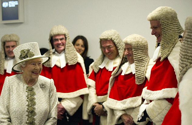 Королева с судьями
