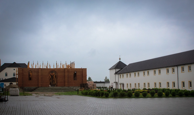 Строящийся храм и здание келий монахинь