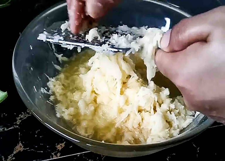 Картофель трут на терке