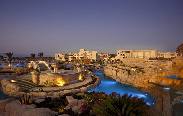 Ночной вид на отель Египта
