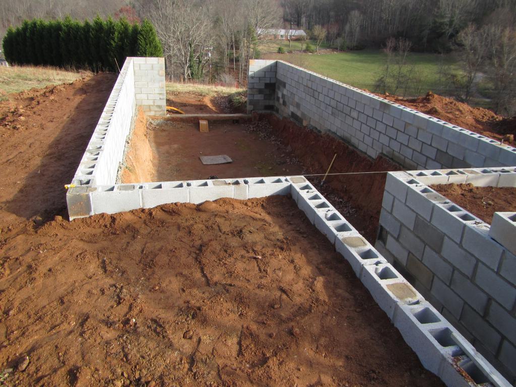 The construction of the walls of the thermos greenhouse