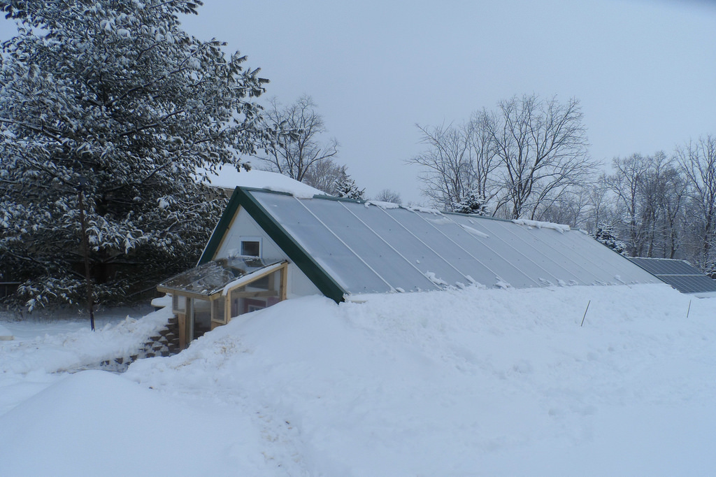 Gable greenhouse with a vestibule