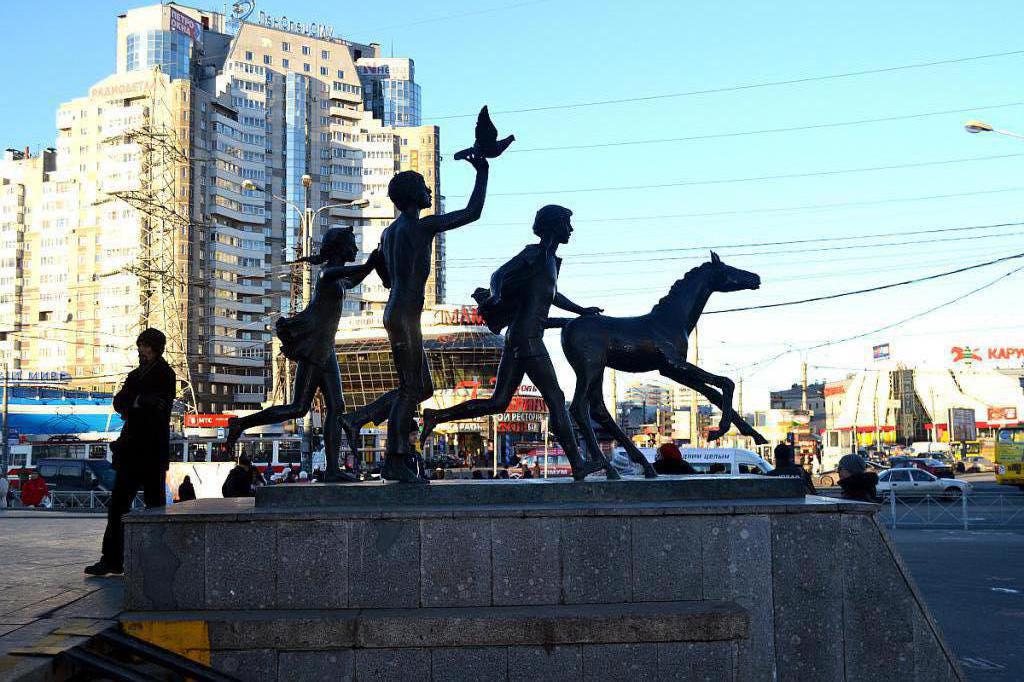 Скульптура у ст. метро Пионерская