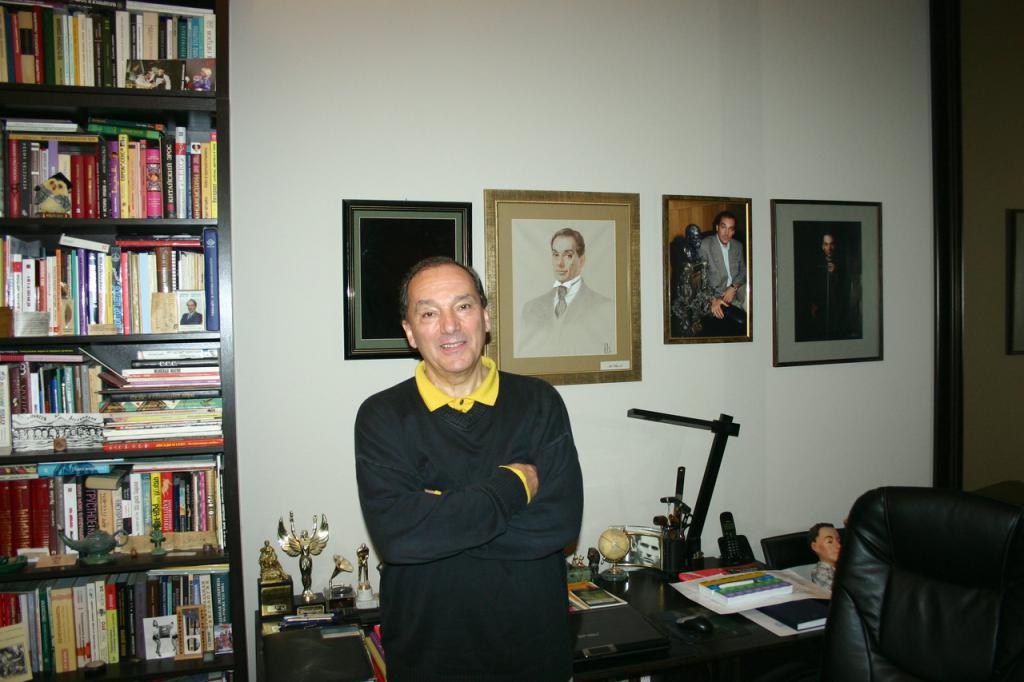 Лев Щеглов в своем кабинете