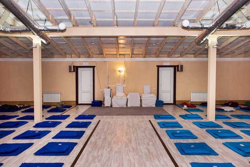 Зал для оббщей медитации в подмосковном центре "Дхамма Дуллабха"