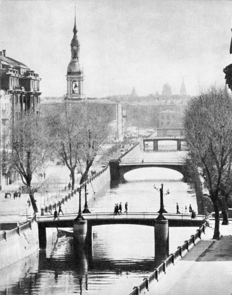 View of the Trade Bridge in the 20th century (foreground)