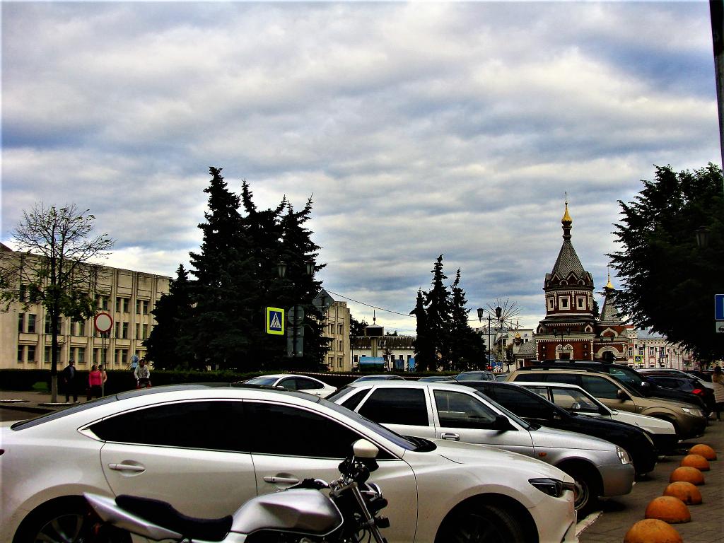 Днем парковка у рынков