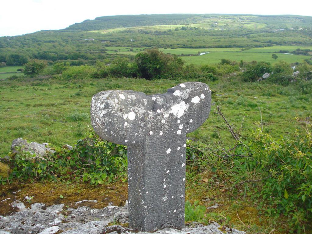 Тау-крест на холме в Ирландии