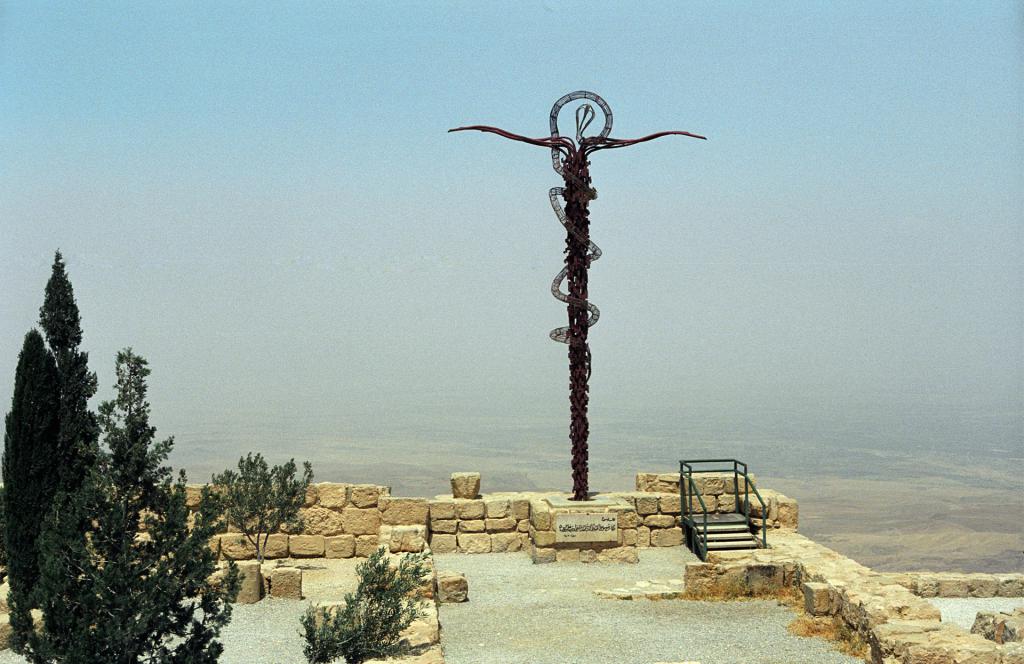 Памятник "Змей Моисея" в Иордании