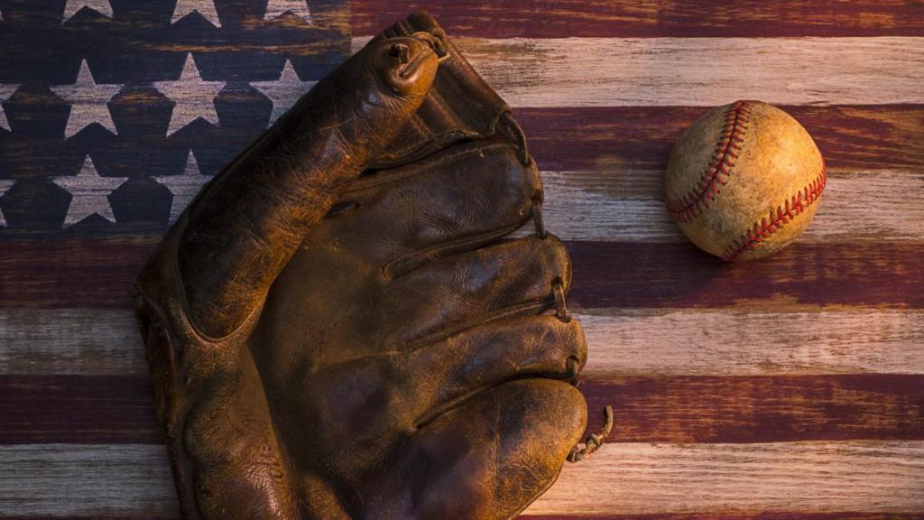 Бейсбольная перчатка и мяч