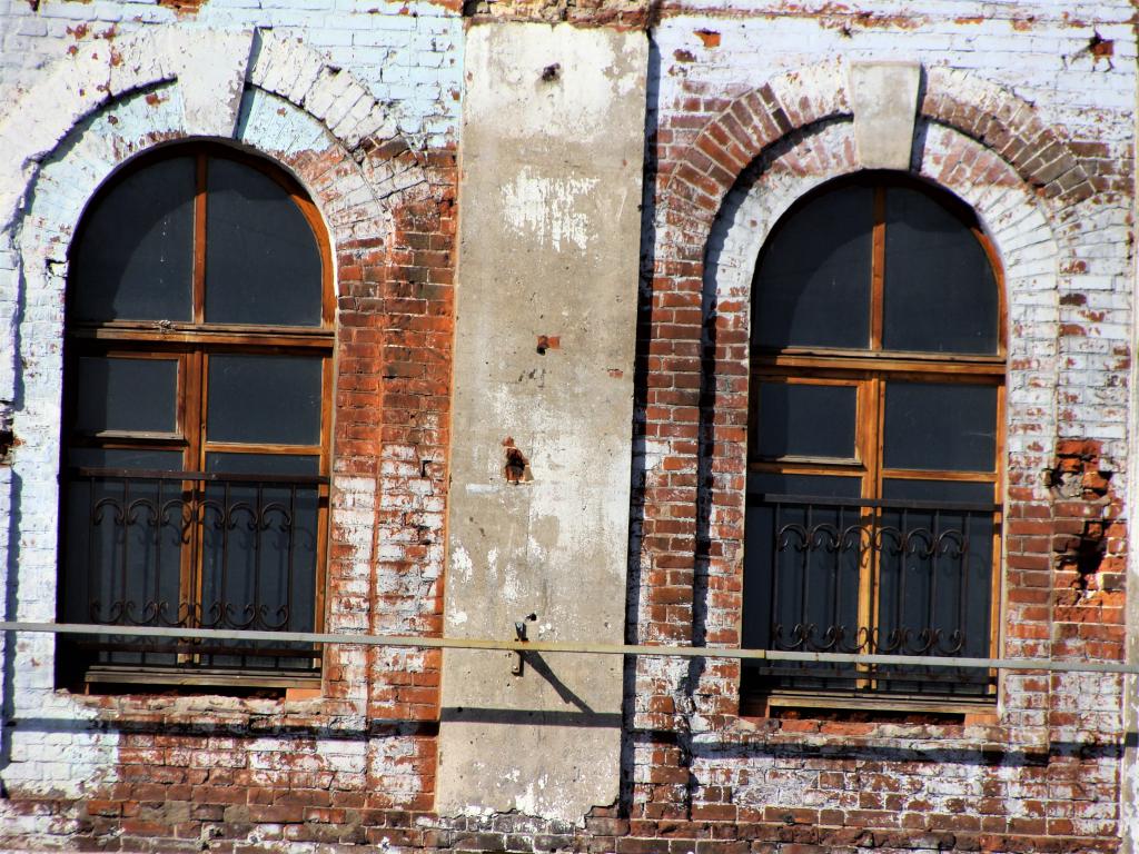 Окна старого дома