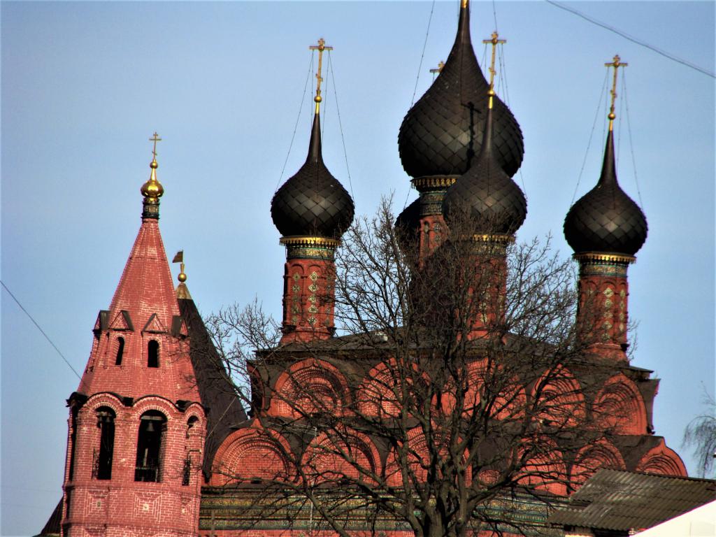 Церковь из красного кирпича