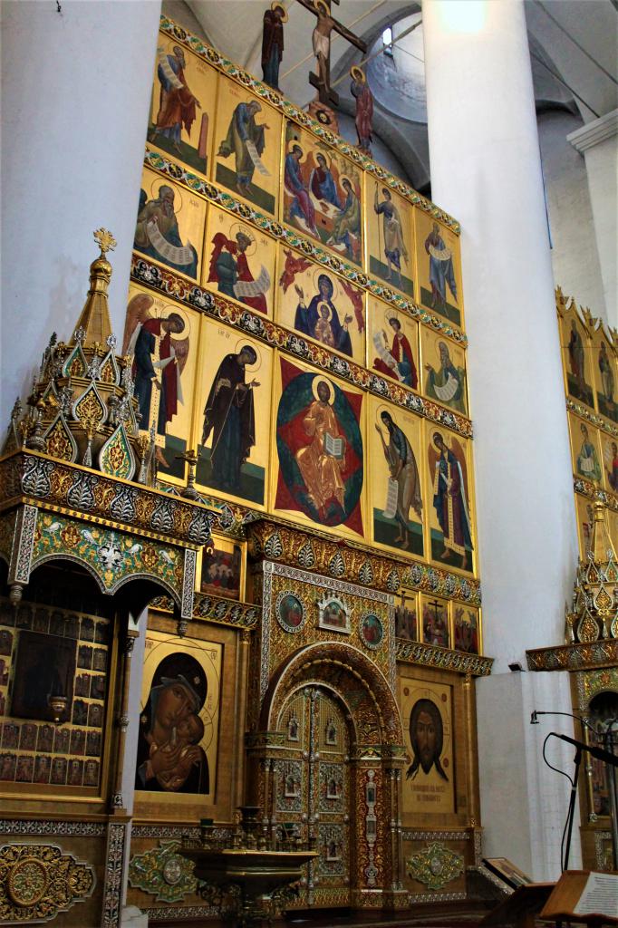 Иконописный алтарь в церкви