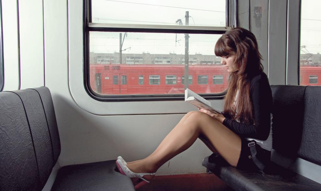 Девушка читает в поезде