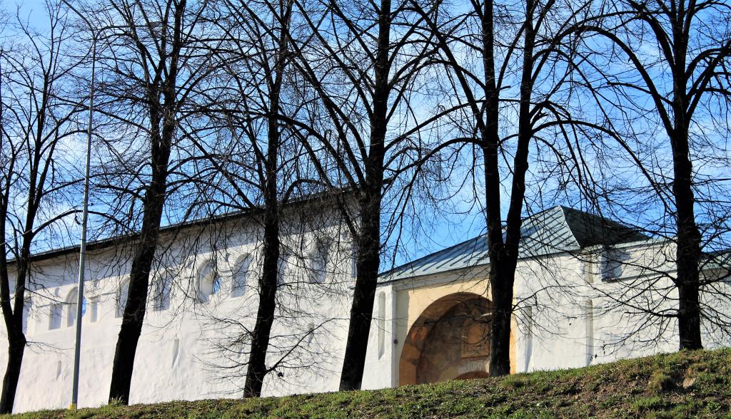 Монастырская стена