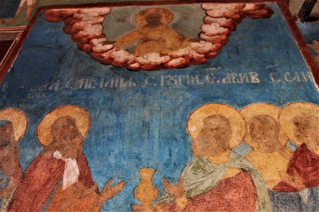 Фрагмент настенной фрески со святыми