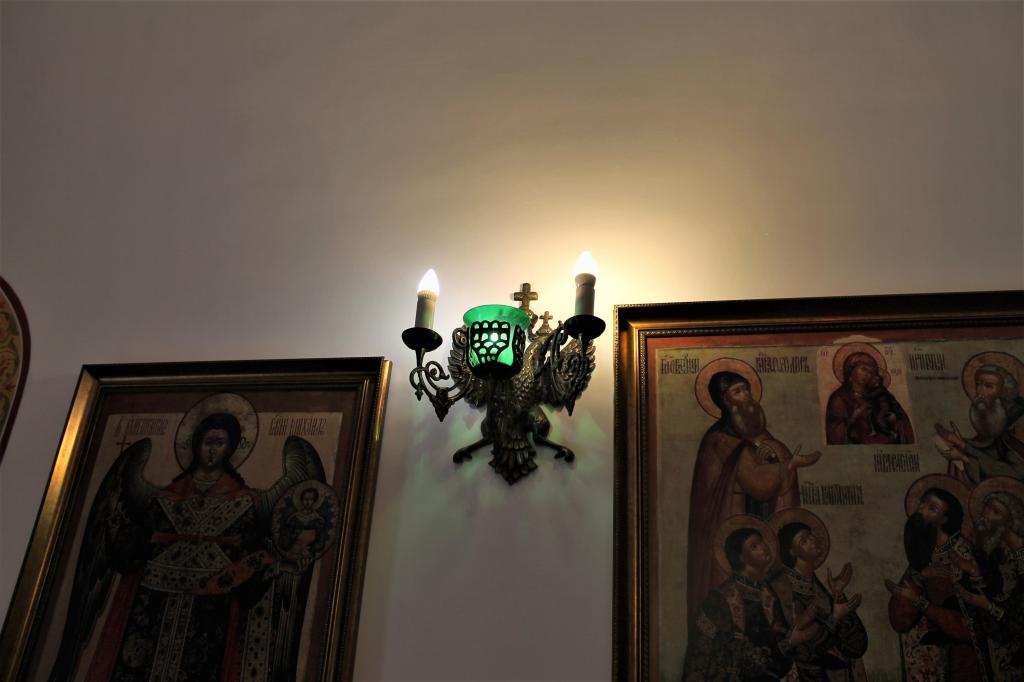Электрический светильник в храме