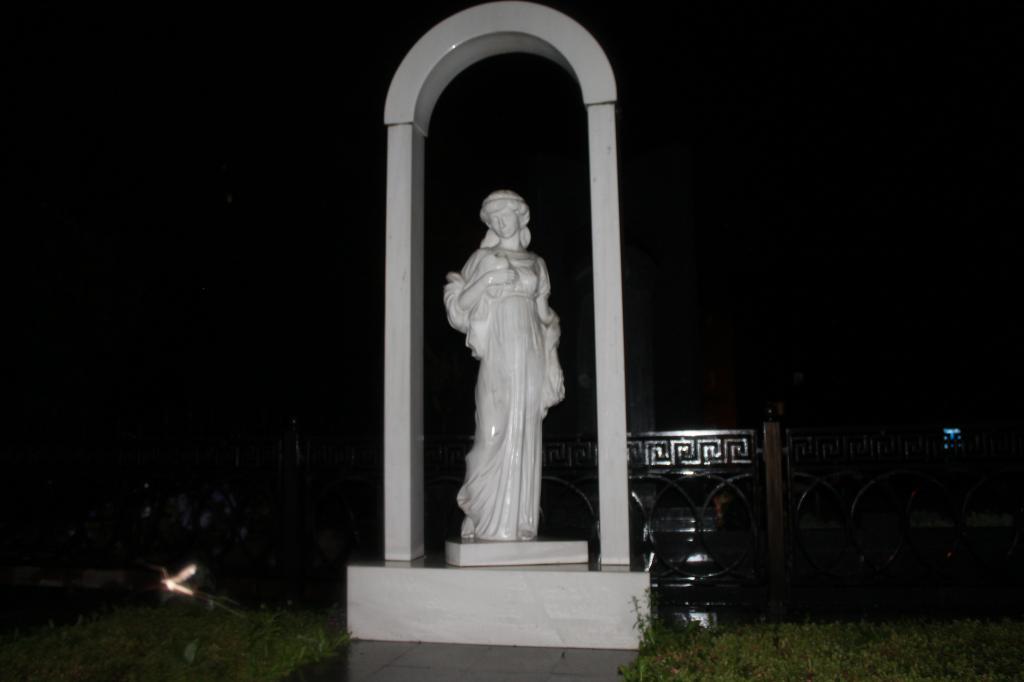 Надгробие в форме скульптуры