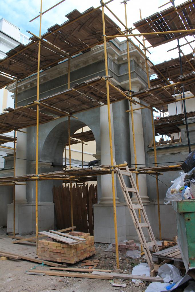 Восстановление арки у входа в храм
