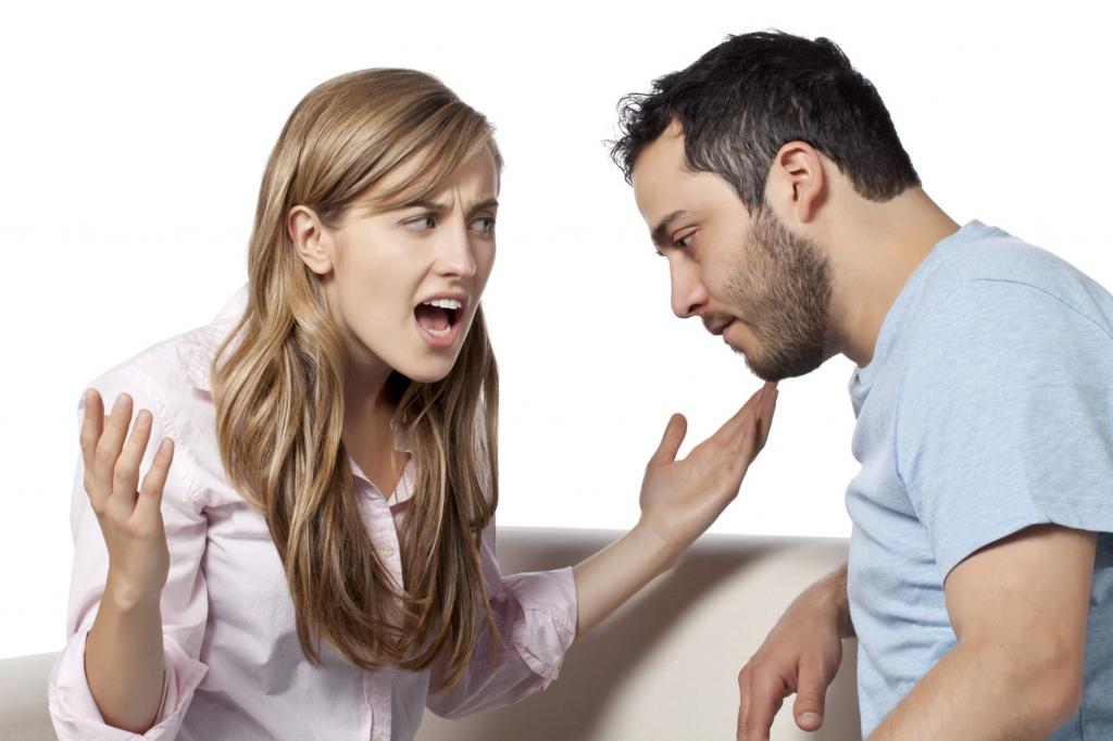 Женщина кричит на мужчину